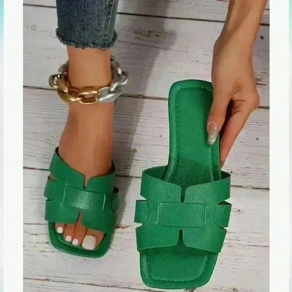 GORGLITTER Women's Crocodile Embossed Flat Cross Strappy Open Toe Slide Sandals - Picture 2 of 7